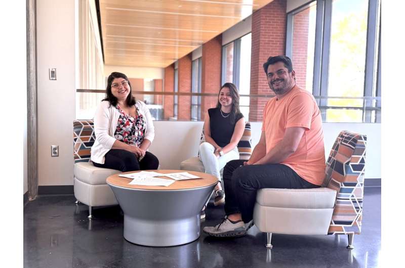 De gauche à droite, le Dr Manuela Leal da Silva, Mme Raisa Rosa et le Dr Rafael C. Bernardi, l'équipe collaborative de chercheurs de l'Université d'Auburn et de Fiocruz qui font progresser notre compréhension de la maladie de Chagas à travers des simulations de dynamique moléculaire moléculaire. Crédit: Auburn Physics Auburn et Fiocruz relèvent le défi mondial croissant de la maladie de Chagas