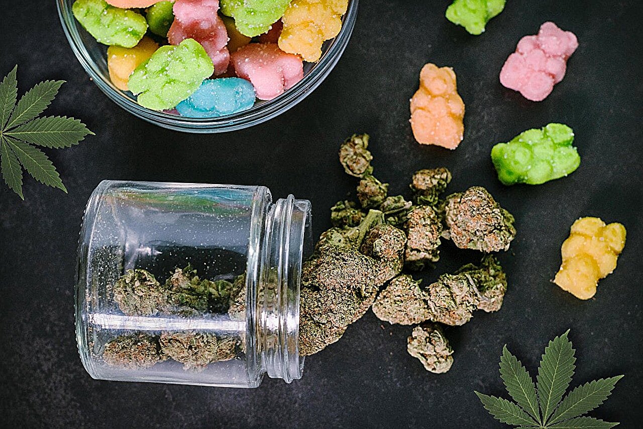 Le tabagisme, la consommation, le vapotage, les tampons sont les itinéraires les plus courants de la consommation de marijuana