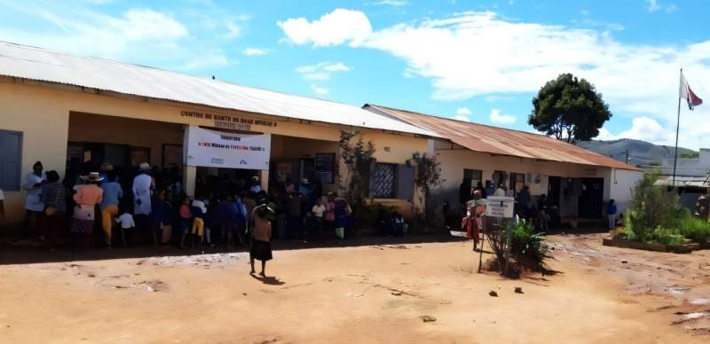 Extérieur d'une clinique ambulatoire à l'hôpital à Madagascar. Crédit: Professeur Piero Ollilaro Traitement de la peste bubonique s'est avéré très efficace et sûr dans le premier essai du monde