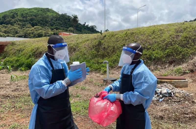 Le personnel du laboratoire Côte d'Ivoire suit une formation de biosécurité sur les procédures de collecte d'échantillonnage dans la zone de décharge des déchets d'un hôpital rural. Crédit: Daniele Lantagne La surveillance des eaux usées peut-elle fonctionner sans égouts?