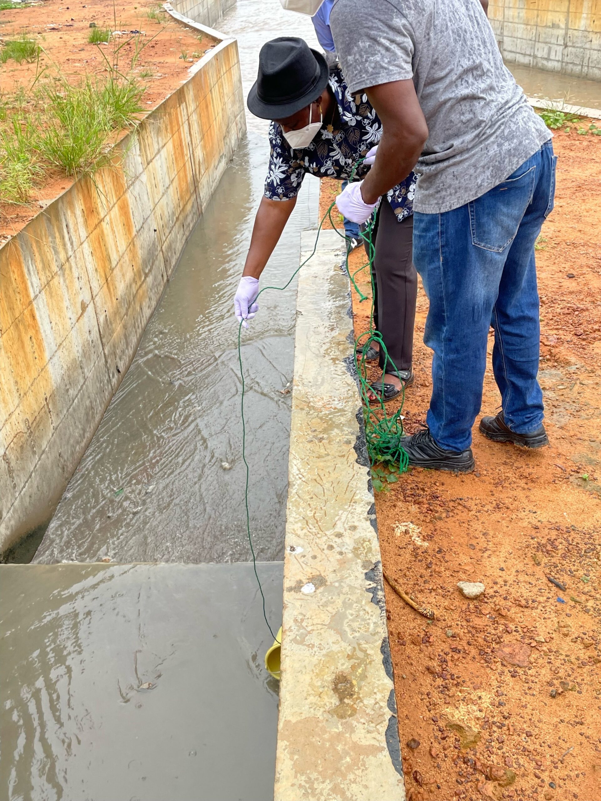 La surveillance des eaux usées peut-elle fonctionner sans égouts?