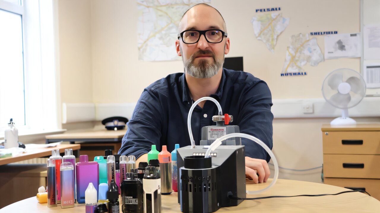 Jusqu'à un vapes sur quatre confisqué dans les écoles d'Angleterre contiennent des épices - et ceux-ci sont poussés sur les réseaux sociaux