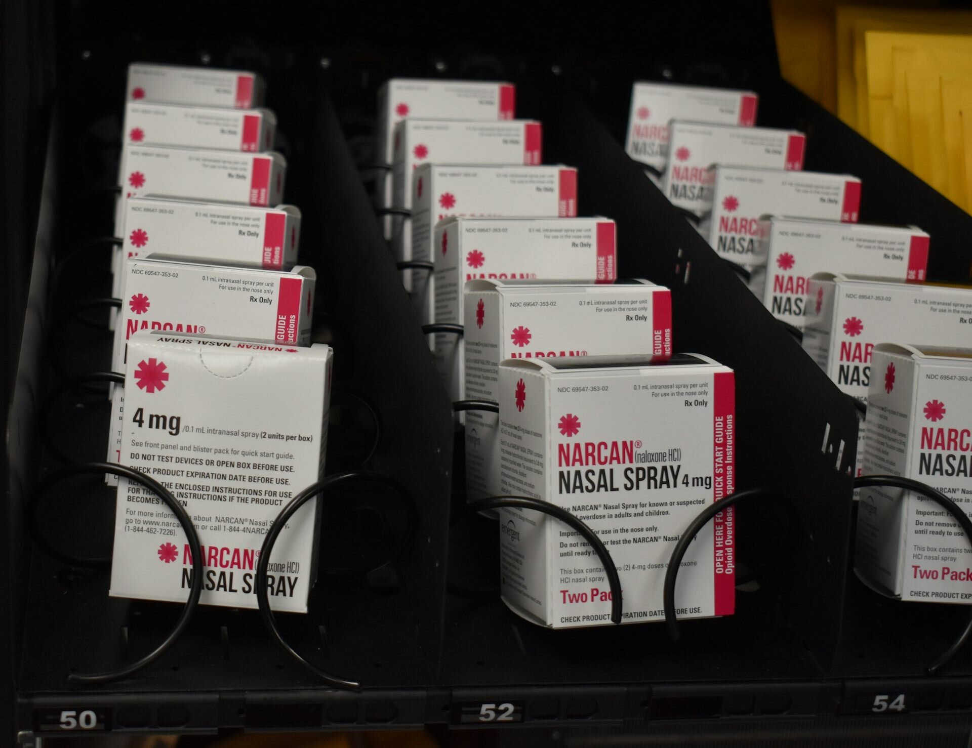 Les distributeurs automatiques de réduction des méfaits offrent une naloxone gratuite, des tests de grossesse et des kits d'hygiène