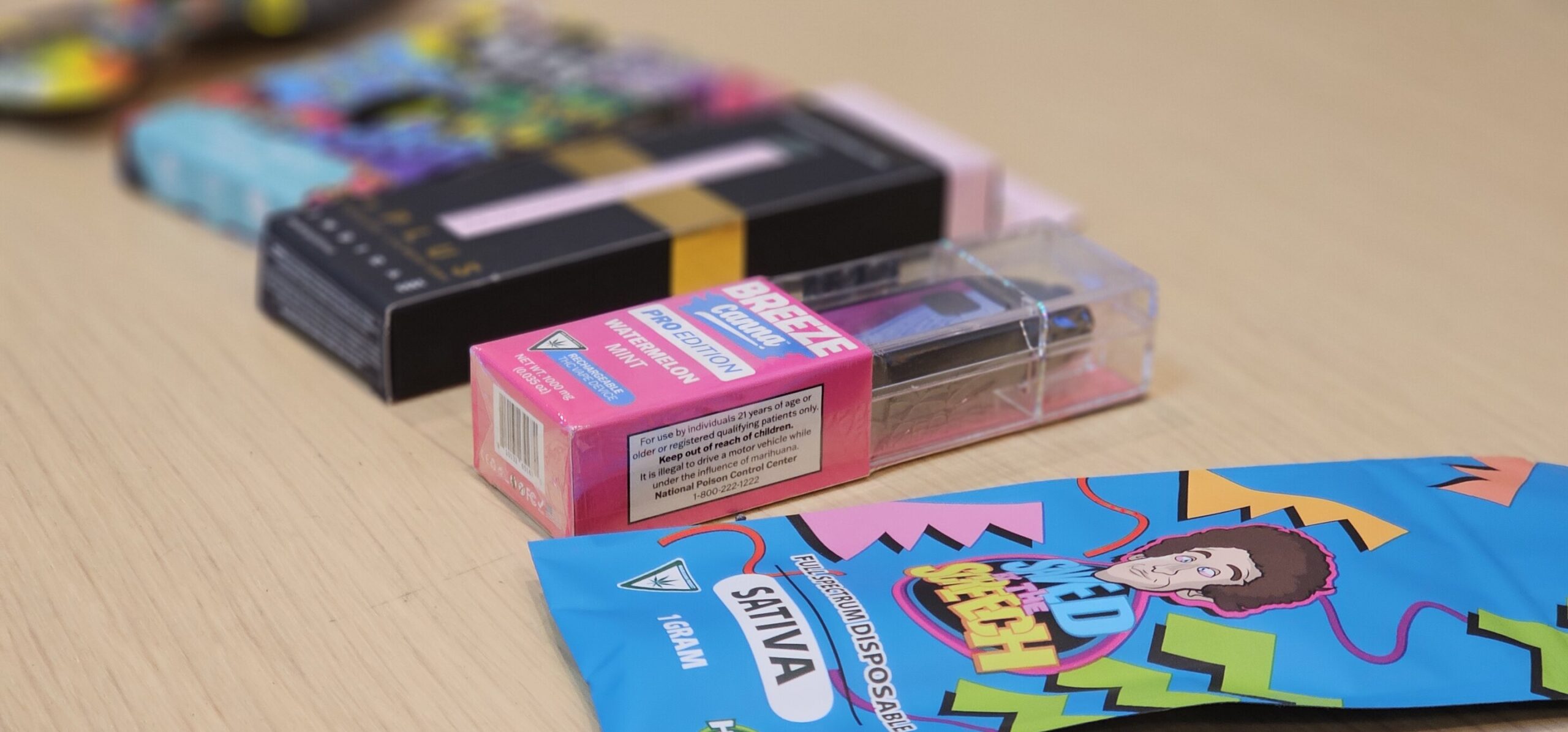 Vapes de marijuana aromatisée devenant un nouveau visage de la consommation de drogues pour adolescents, suscitant les craintes de la dépendance