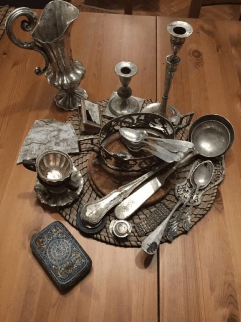 Découverte du coffret de bijoux enfouis