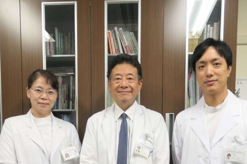 Professeur Yoshitaka Isaka (au centre), professeur adjoint Yusuke Sakaguchi (à droite) et professeur agrégé spécialement nommé Maki Shinzawa (à gauche). Crédit : Yoshitaka Isaka Réduire la dépendance aux corticostéroïdes grâce au rituximab : un espoir renouvelé pour les patients adultes atteints du syndrome néphrotique récurrent