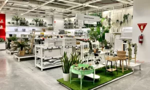 Incroyable : ce vase IKEA que tout le monde avait chez soi s’arrache désormais à plus de 10 fois son prix d’origine !