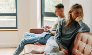 Quand le téléphone portable détruit la relation : un expert nomme 7 signes avant-coureurs du mariage