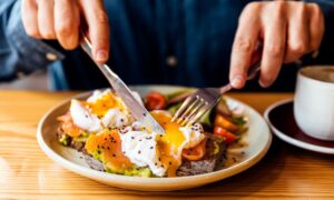 Vous souhaitez vous débarrasser de la graisse du ventre ? Voilà comment ça marche – même sans sport