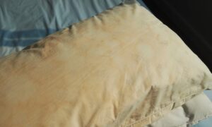 Taches jaunes sur l&rsquo;oreiller : pourquoi elles sont un signe d&rsquo;avertissement