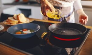Avec 4 astuces, vous pouvez éviter les éclaboussures de graisse lors de la friture