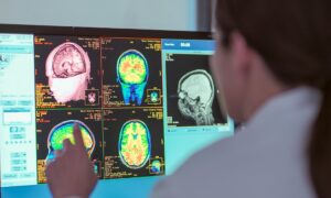 Cinq habitudes nous rendent plus bêtes chaque jour