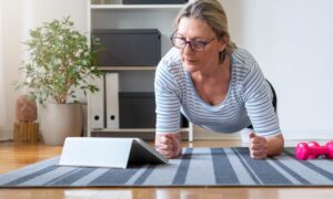 Comment le bridge, la planche et le wall squat vous maintiennent en forme pendant longtemps