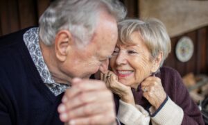 Emménager ensemble rend les couples de plus de 50 ans plus heureux que de se marier