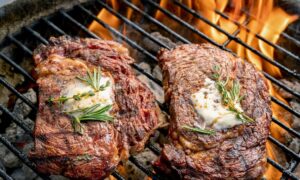 L&rsquo;astuce du demi-oignon empêche la viande de coller au gril