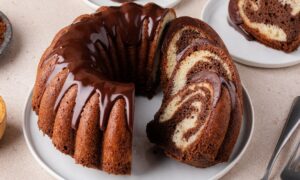 Le yaourt dans la pâte rend le gâteau marbré juteux