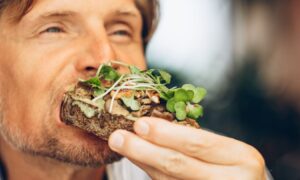 Un expert en longévité indique quelles sont les 3 collations que vous devriez manger souvent