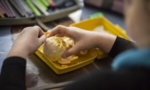 Une mère (38 ans) laisse un enfant d&rsquo;une école primaire préparer elle-même sa boîte à lunch