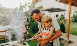 Utilisez l&rsquo;astuce du citron et du sel pour nettoyer à nouveau le gril