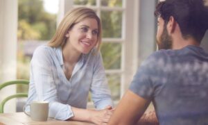 Apprenez l&rsquo;écoute active : comment améliorer vos relations étape par étape