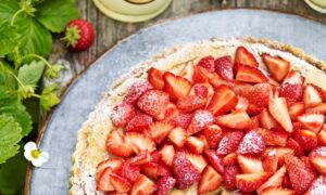 Avec cette astuce, le fond du gâteau aux fraises ne devient pas détrempé