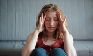 Carence en vitamine B12 : de nombreuses personnes négligent ces 5 signes avant-coureurs