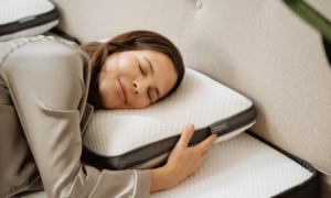 Des douleurs au cou pendant le sommeil ? L&rsquo;oreiller Liebscher & Bracht offre un soutien ciblé