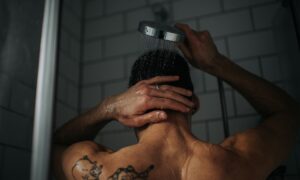 Détendu au lit : "Douche sombre" aide à s&rsquo;endormir