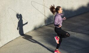 Deux exercices simples vous maintiendront en forme jusqu’à un âge avancé