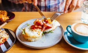 Il vaut mieux prendre le petit déjeuner plus tard que pas du tout