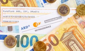 L’État paie indirectement aux fonctionnaires la redevance de diffusion