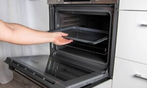 La tablette pour lave-vaisselle élimine les taches tenaces sur les plaques à pâtisserie