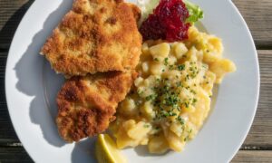 Le céleri rend la salade de pommes de terre particulièrement bonne