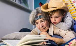 Les mamies qui s&rsquo;occupent de leurs petits-enfants restent en forme plus longtemps