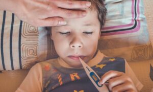 Les médecins ne recommandent pas d&rsquo;essayer de réduire rapidement la fièvre chez les enfants