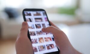 Orgasme en un clic : pourquoi les hommes préfèrent profiter du sexe en ligne