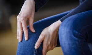 Un médecin explique quand une douleur au genou peut être un problème de hanche