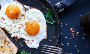 Un œuf au plat coincé dans la poêle ? Le papier sulfurisé l’empêche