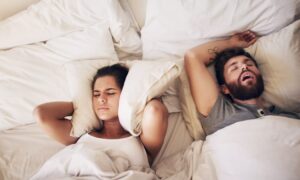 Votre partenaire ronfle bruyamment ? Avec une astuce, ça peut aller mieux