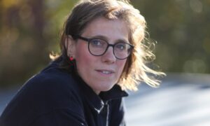 "Il étale soigneusement de la confiture sur la table tous les jours"