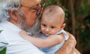 5 prénoms de papy à nouveau populaires aujourd’hui