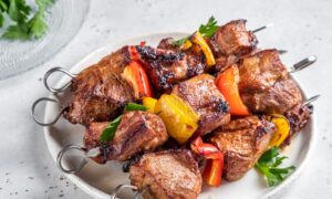 Ces délicieuses brochettes de voleurs sont meilleures que le shish kebab