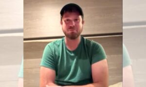 Coincé à bord : un passager partage une vidéo désespérée