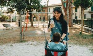 Être un modèle ? Les parents ont du mal avec leur propre temps d&rsquo;écran