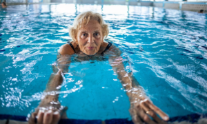 Joan Eichner fête ses 100 ans avec l&rsquo;aquagym, le vin et le chocolat