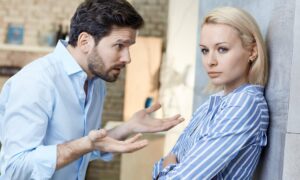 Même de petits mensonges peuvent lentement détruire leur relation.