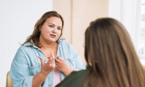 Pour certains, les éloges ressemblent à des critiques : ce qui se cache derrière
