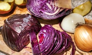 Sel, vinaigre, huile, chou rouge : une recette simple au potentiel surprenant