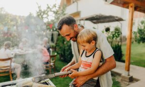 Après la cuisson : une astuce garantit un gril vraiment propre
