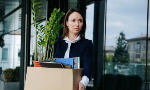 Au travail trop tôt : un employé perd son emploi